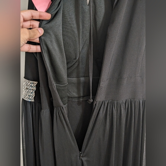 Maxi Dress with Keyhole Cutout, Halterneck and Flowing Skirt - Picture 6 of 15